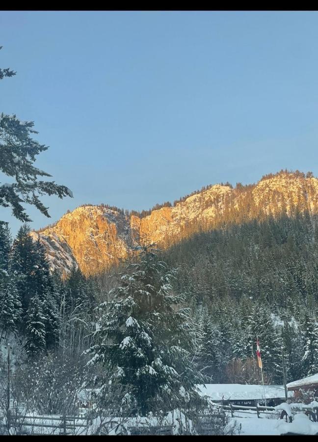 Camels Hump Guest Ranch Lumby Exteriör bild